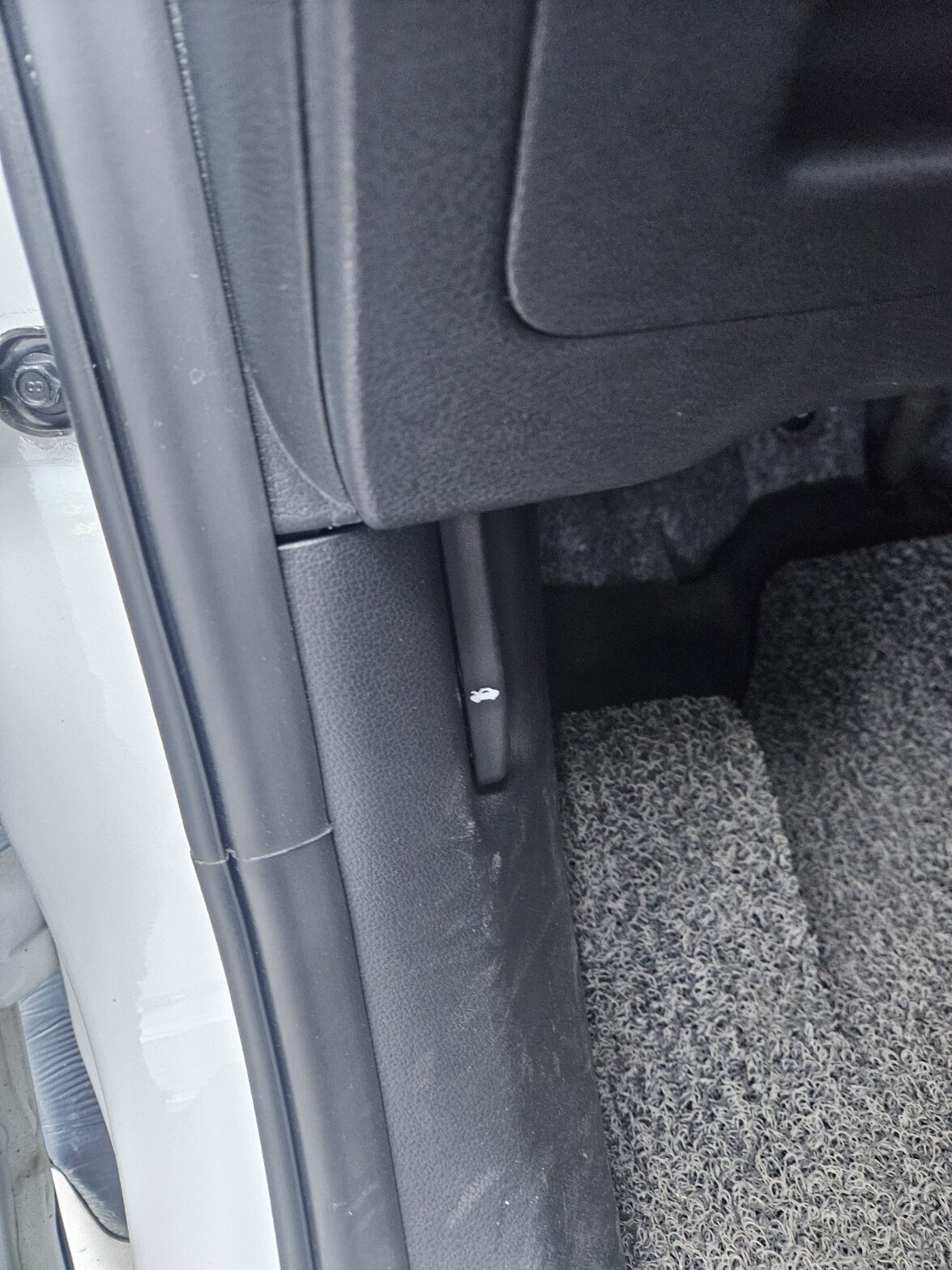 차 안에서 본넷 여는 스위치(레버)